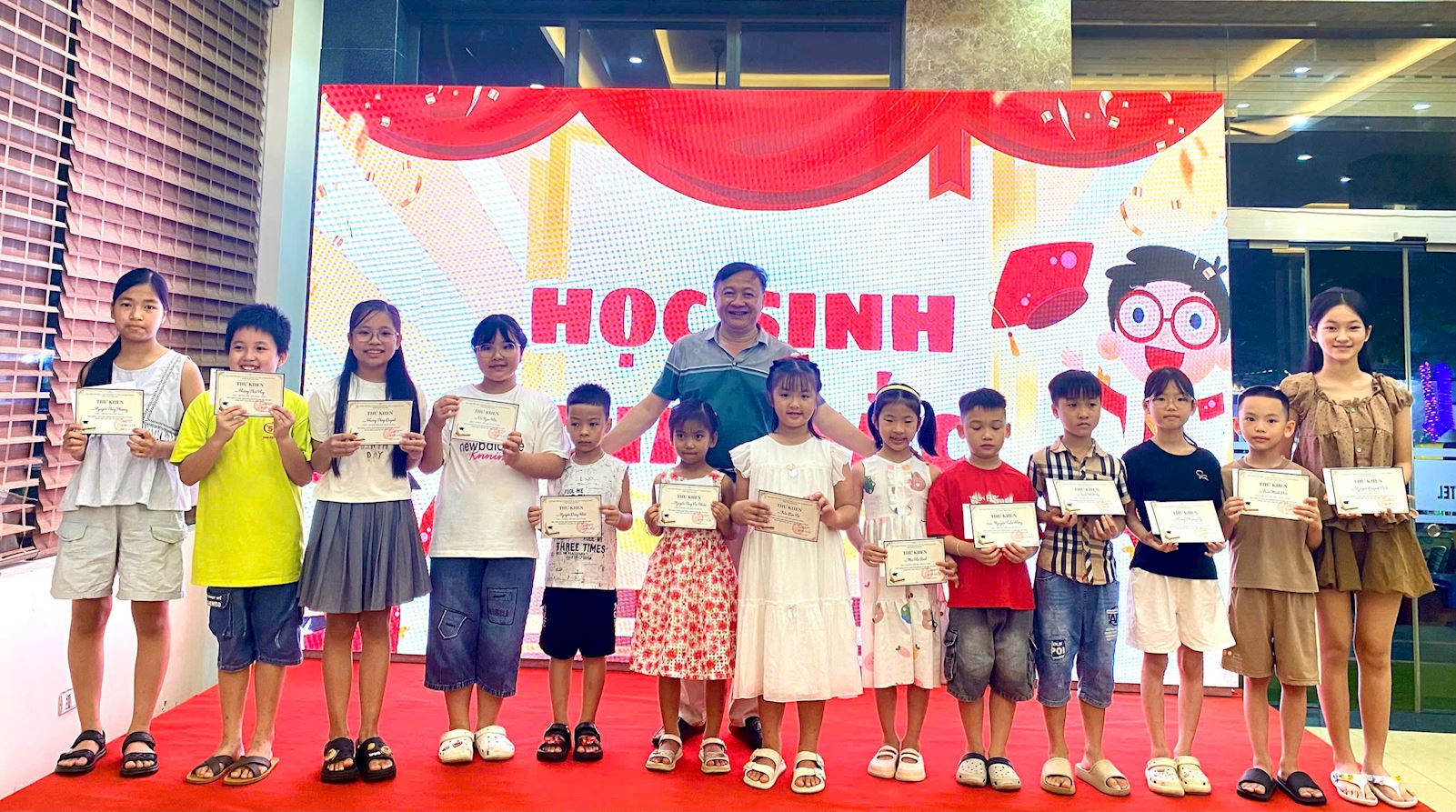 BAN KHUYẾN HỌC CƠ QUAN ĐẢNG ỦY CÁC CƠ QUAN ĐẢNG TỈNH THÁI NGUYÊN GẶP MẶT, BIỂU DƯƠNG, KHEN THƯỞNG HỌC SINH, SINH VIÊN CÓ THÀNH TÍCH TRONG HỌC TẬP