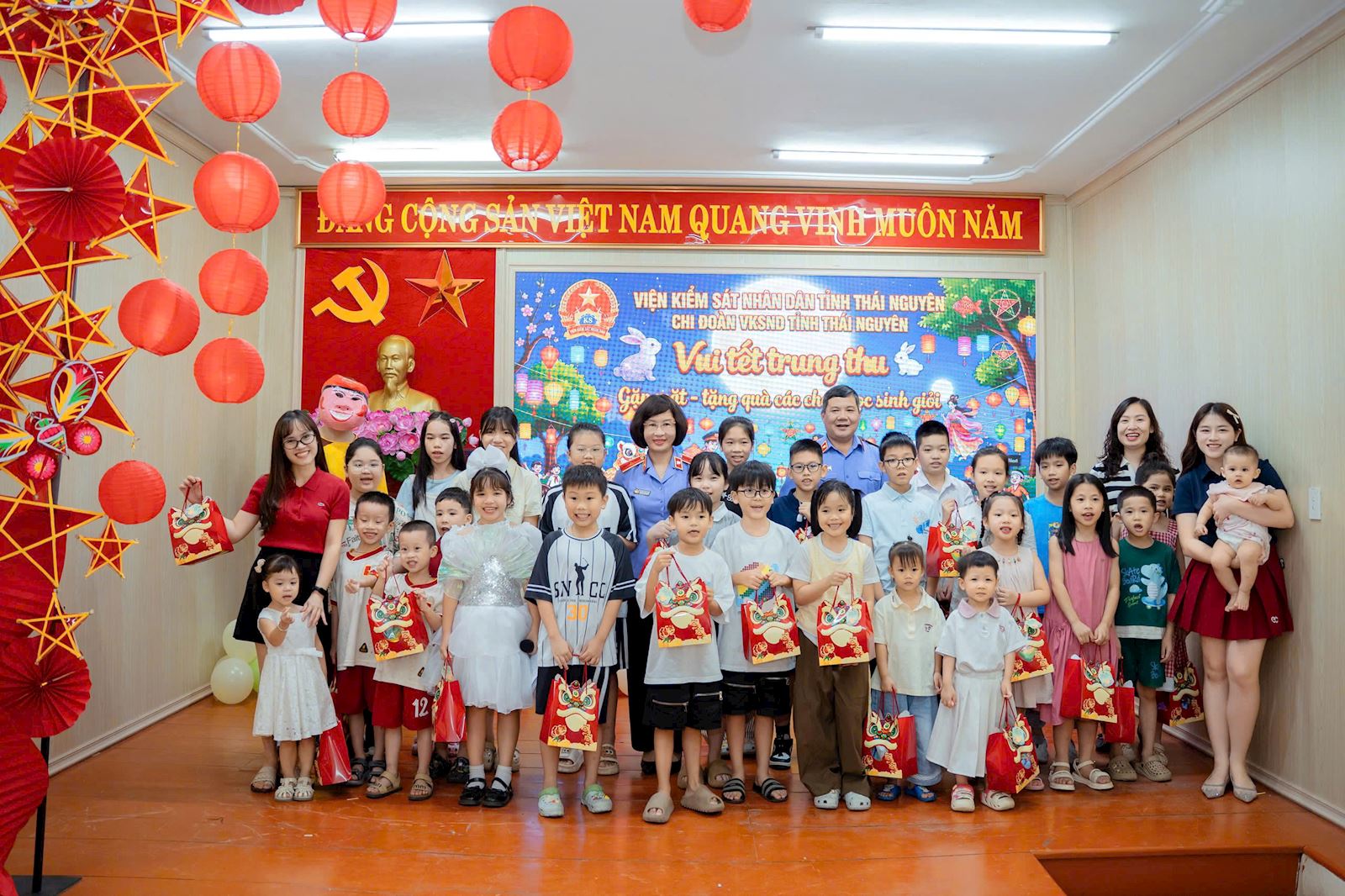 Viện Kiểm sát nhân dân tỉnh Thái Nguyên: Ấm áp đêm hội trăng rằm và gặp mặt, tuyên dương con cán bộ, công chức, người lao động đạt thành tích năm học 2025 - 2026 