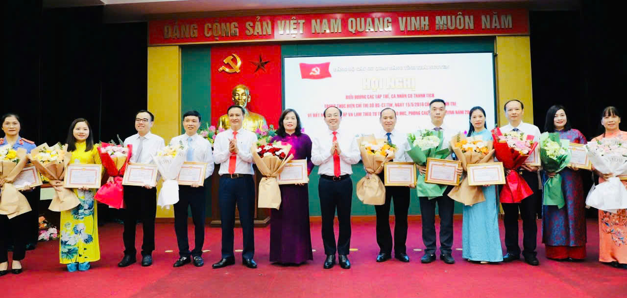 Đảng bộ các cơ quan Đảng tỉnh Thái Nguyên biểu dương, khen thưởng các tập thể, cá nhân điển hình trong học tập và làm theo Bác