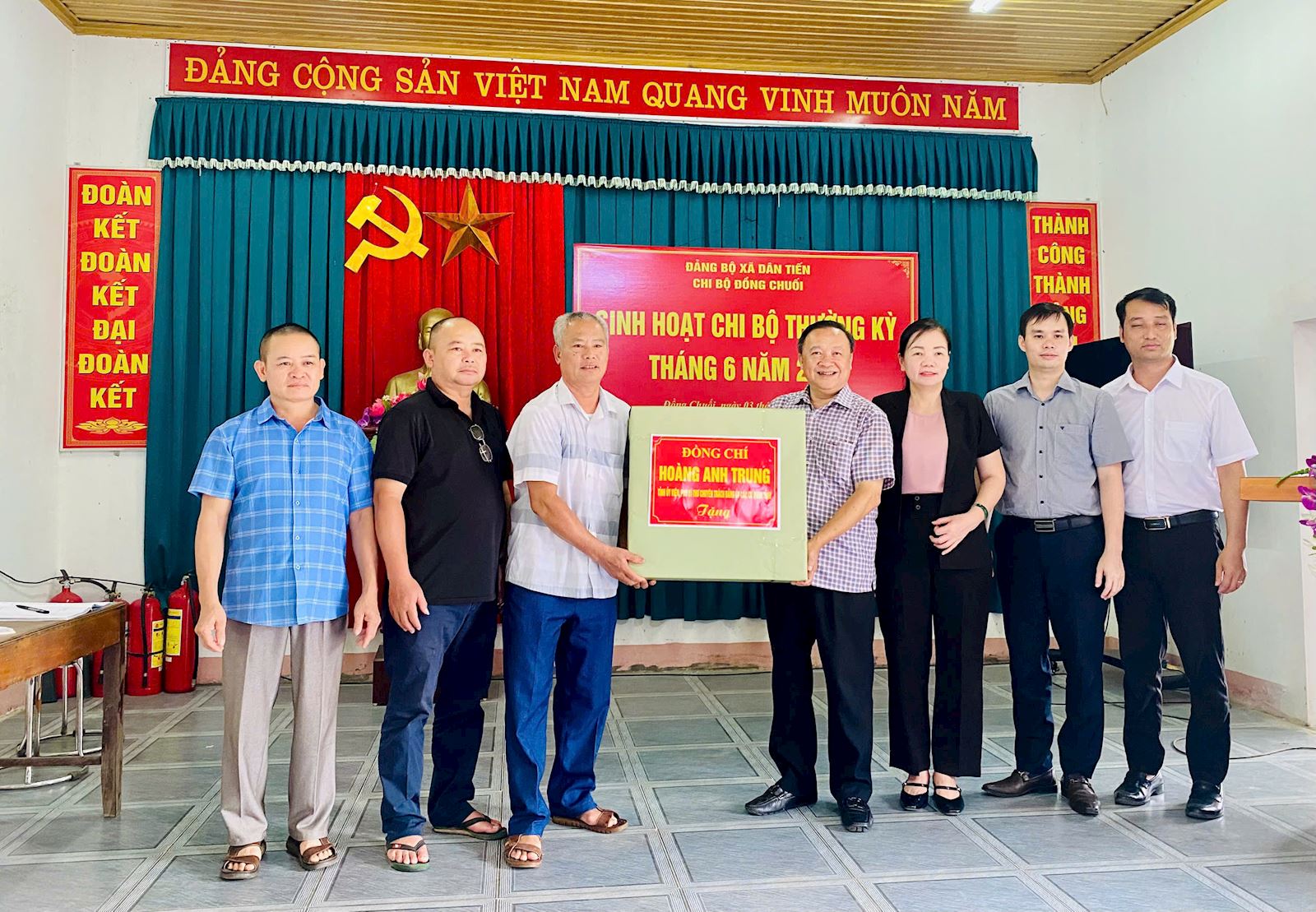 Đồng chí Hoàng Anh Trung, Ủy viên Ban Chấp hành Đảng bộ tỉnh,  Phó Bí thư chuyên trách Đảng ủy cácc cơ quan Đảng tỉnh dự sinh hoạt chi bộ thường kỳ tại các chi bộ khu dân cư thuộc các xã Dân Tiến, Tràng Xá và Võ Nhai