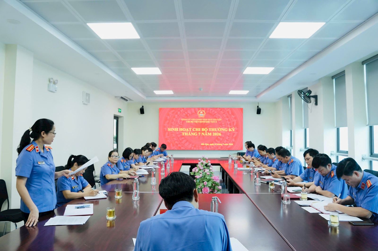 ĐỒNG CHÍ ỦY VIÊN BAN THƯỜNG VỤ ĐẢNG ỦY VIỆN KIỂM SÁT NHÂN DÂN TỈNH DỰ SINH HOẠT TẠI CHI BỘ VIỆN KIỂM SÁT NHÂN DÂN KHU VỰC 6 - THÁI NGUYÊN